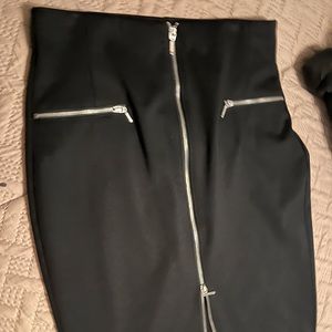 Pencil skirt zipper details on pocket’s